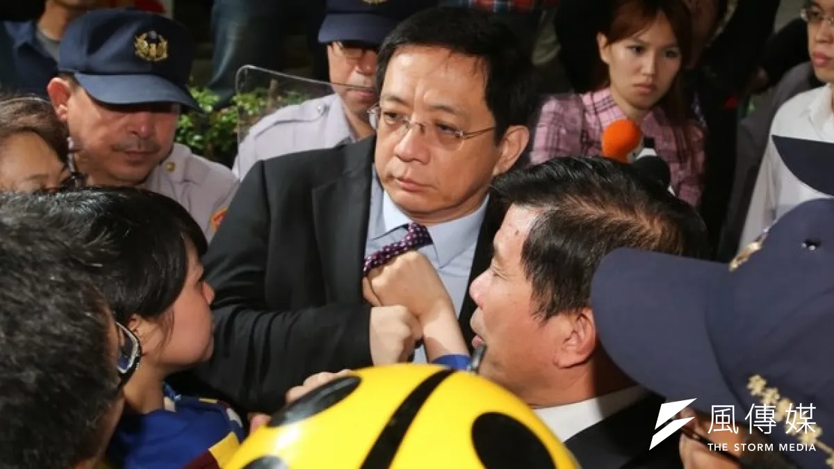 國發會主委管中閔「誤入歧途」,走到立法院外青島東路通道,被民眾團團圍住,一度動彈不得。(余志偉攝)