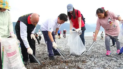 出席七星潭健走淨灘活動 傅崐萁偕鄉親挽袖清理環境