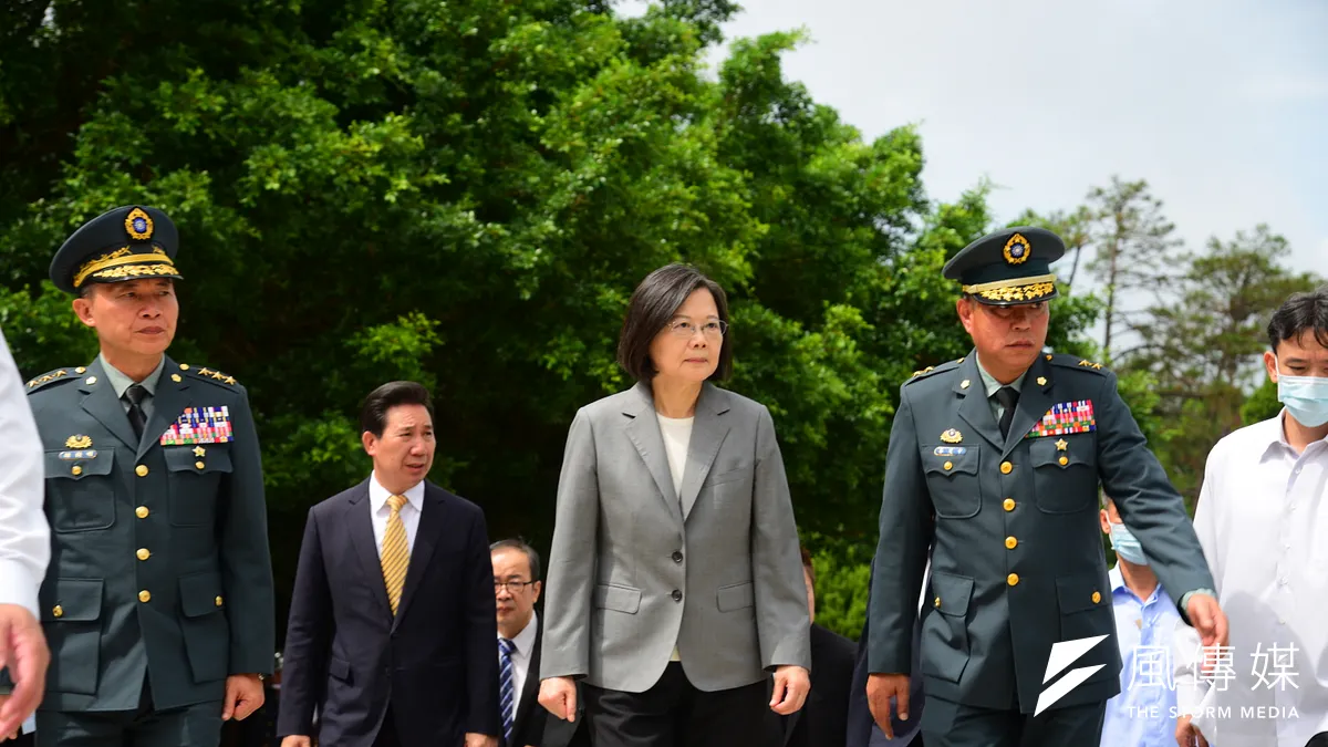 李定中(右)在823紀念活動中,一直在蔡英文身旁做報告。(張曜麟攝) 李定中(右)在823紀念活動中,一直在蔡英文身旁做報告。(張曜麟攝)