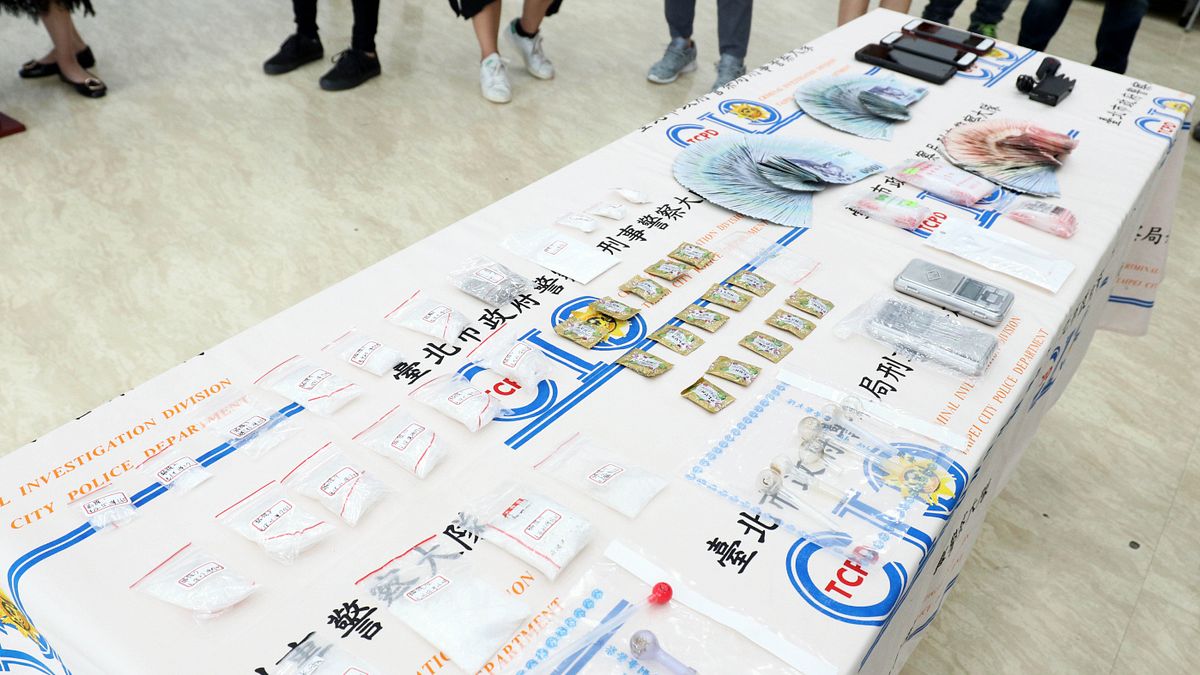 台北市警察局刑事警察大隊偵八隊、偵七隊26日召開記者會,宣布逮捕藥頭,並查獲一級毒品海洛因、二級毒品安非他命、大麻等毒品。(蘇仲泓攝) 台北市警察局刑事警察大隊偵八隊、偵七隊26日召開記者會,宣布逮捕藥頭,並查獲一級毒品海洛因、二級毒品安非他命、大麻等毒品。(蘇仲泓攝)