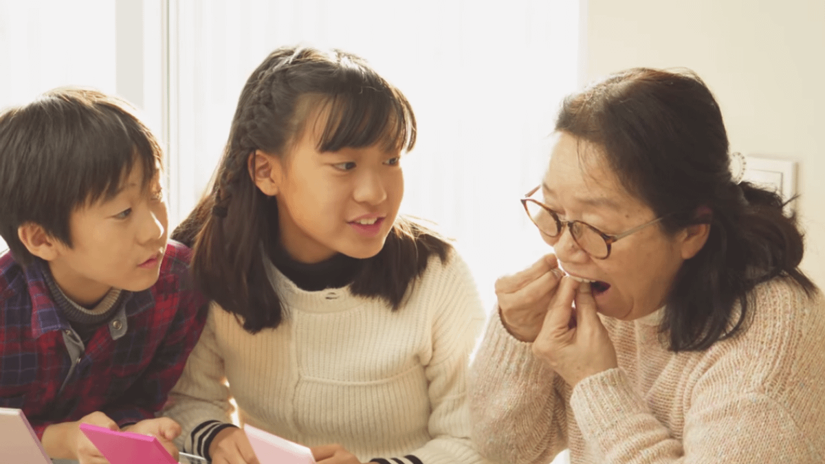 常常剔牙,牙縫真的會變鬆嗎?(示意圖/オーラルケアweb@youtube) 常常剔牙,牙縫真的會變鬆嗎?(示意圖/オーラルケアweb@youtube)