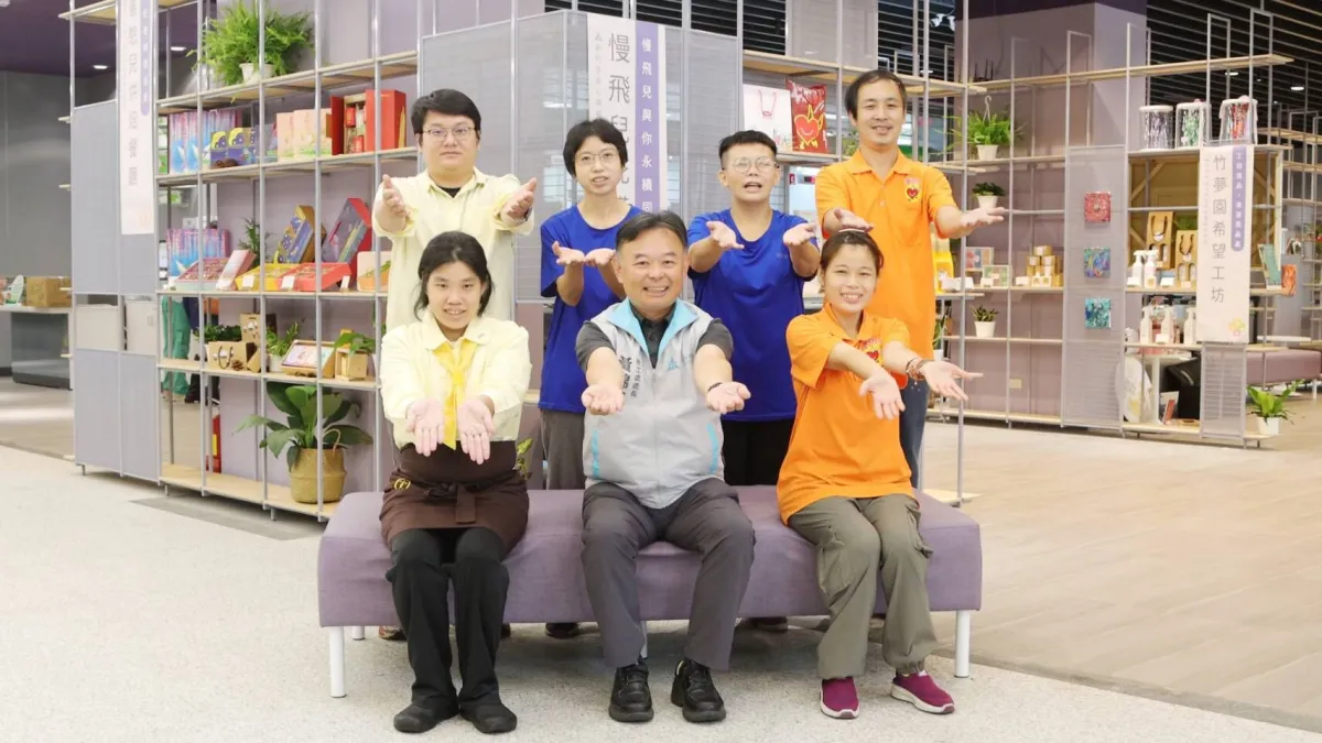 勞工處長黃錦源與庇護工場員工合影 (圖/新竹市政府)