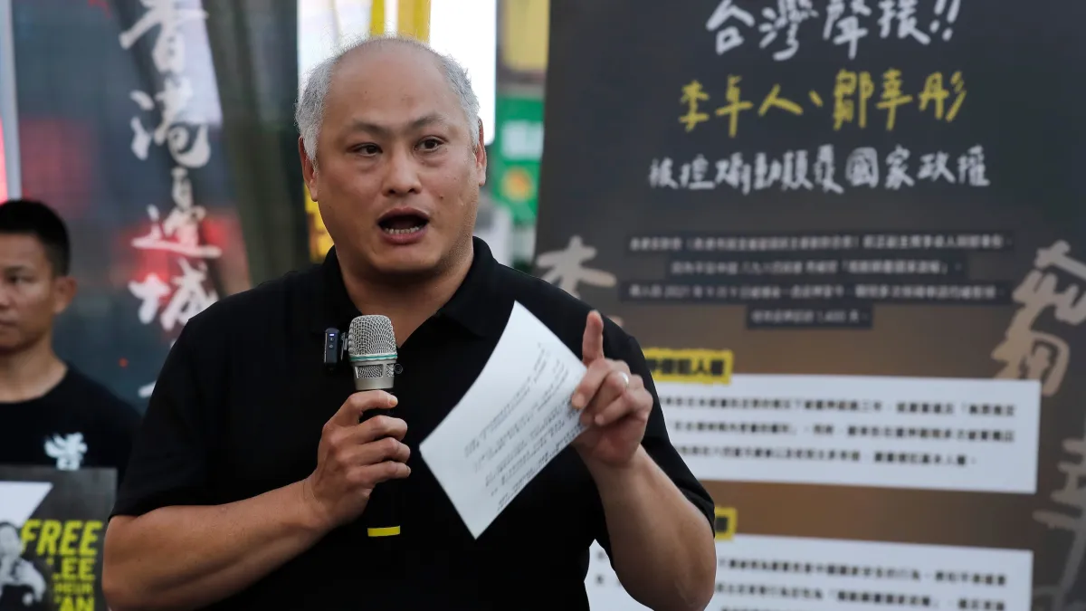 2026年5月31日,香港活動人士和台北的支持者舉著標語,聲援被監禁的香港政治人物和社會活動家。(美聯社)