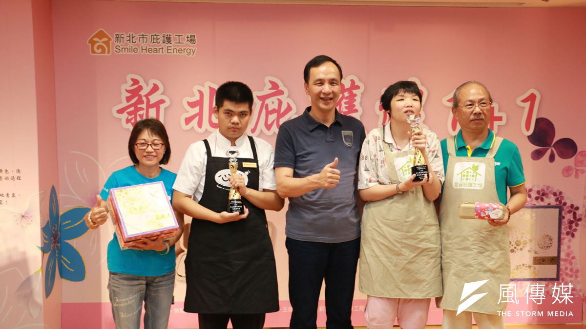 朱立倫擔任庇護工場一日就服員,強力推銷新北庇護禮。 (圖/李梅瑛攝) 朱立倫擔任庇護工場一日就服員,強力推銷新北庇護禮。 (圖/李梅瑛攝)