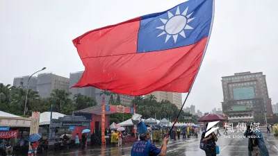 陸軍官校校友總會2日舉行「慶祝黃埔建軍建校百週年」系列活動,民眾於凱道揮舞巨幅國旗。(資料照,顏麟宇攝)