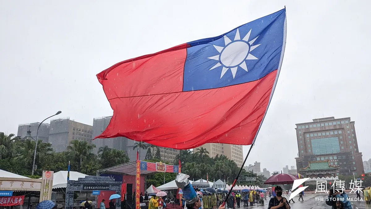 民眾於凱道揮舞巨幅國旗。(資料照,顏麟宇攝)