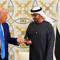 2025年5月15日,美國總統川普與阿聯酋總統穆罕默德會晤,川普也在貴賓簿上簽名。(美聯社) 2025年5月15日,美國總統川普與阿聯酋總統穆罕默德會晤,川普也在貴賓簿上簽名。(美聯社)