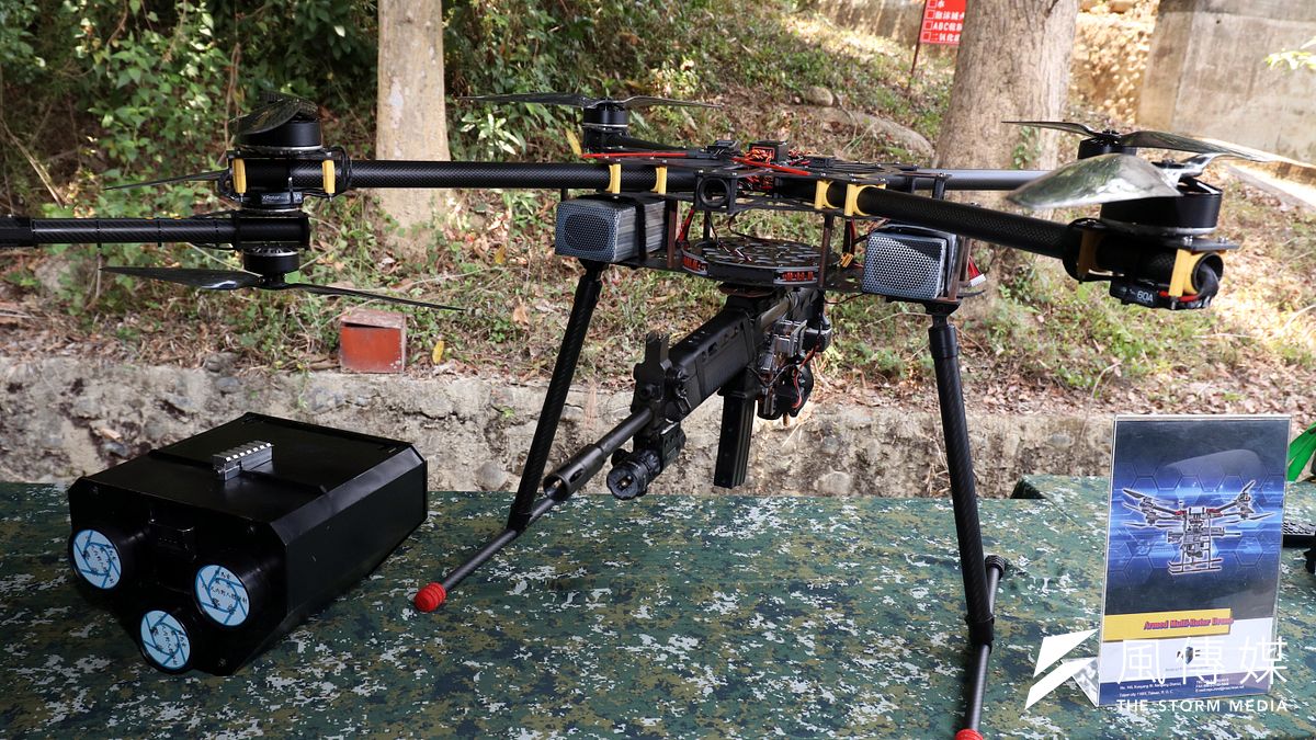 多軸旋翼機懸掛T-91步槍,左邊為三聯裝捕捉網。(蘇仲泓攝) 多軸旋翼機懸掛T-91步槍,左邊為三聯裝捕捉網。(蘇仲泓攝)