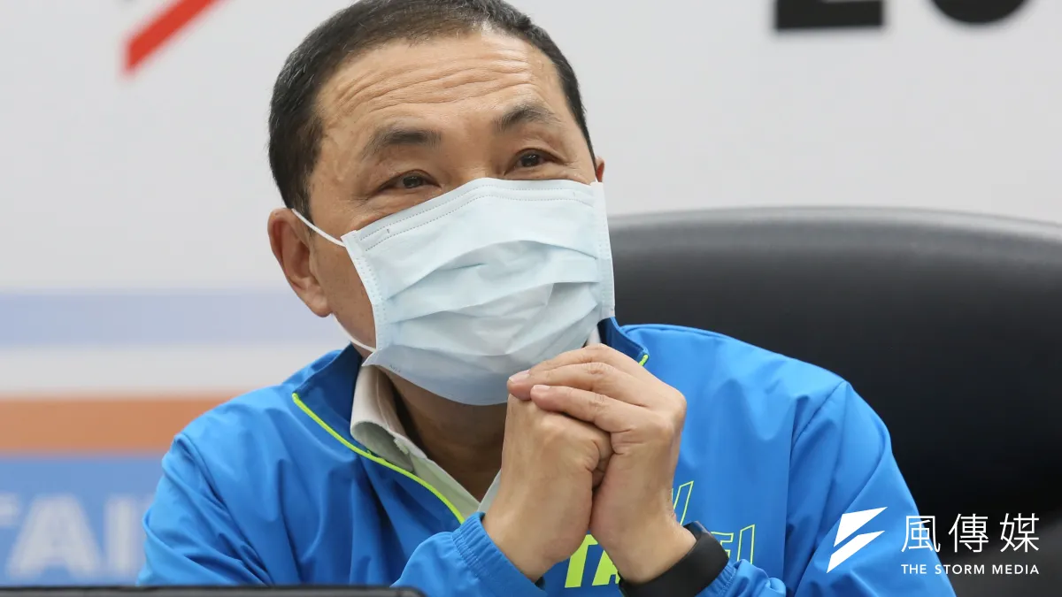 新北市長侯友宜(見圖)的防疫表現6都稱冠,而且相較於5月中旬進行的民調,防疫滿意度只下降1%,證明恩恩之死並沒有重傷新北市政府。(資料照,柯承惠攝)