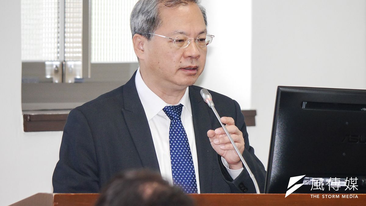 國發會主委龔明鑫16日列席立法院經濟委員會備詢,並對朝野立委關切的以巴衝突是否恐釀下一波石油危機進行答覆。(蔡親傑攝) 國發會主委龔明鑫16日列席立法院經濟委員會備詢,並對朝野立委關切的以巴衝突是否恐釀下一波石油危機進行答覆。(蔡親傑攝)