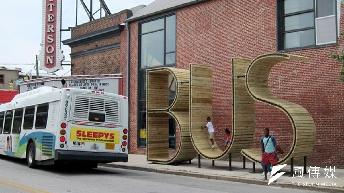 由西班牙藝術家聯合工作室mmmm...設計的大型公車站牌(取自mmmm...) 由西班牙藝術家聯合工作室mmmm...設計的大型公車站牌(取自mmmm...)