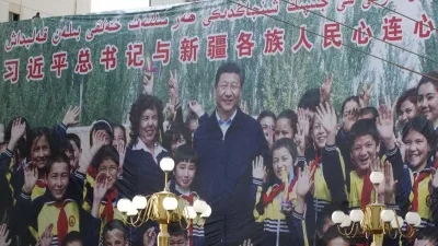 新疆地區處處可見針對維吾爾族人製作的標語。(資料照,美聯社)