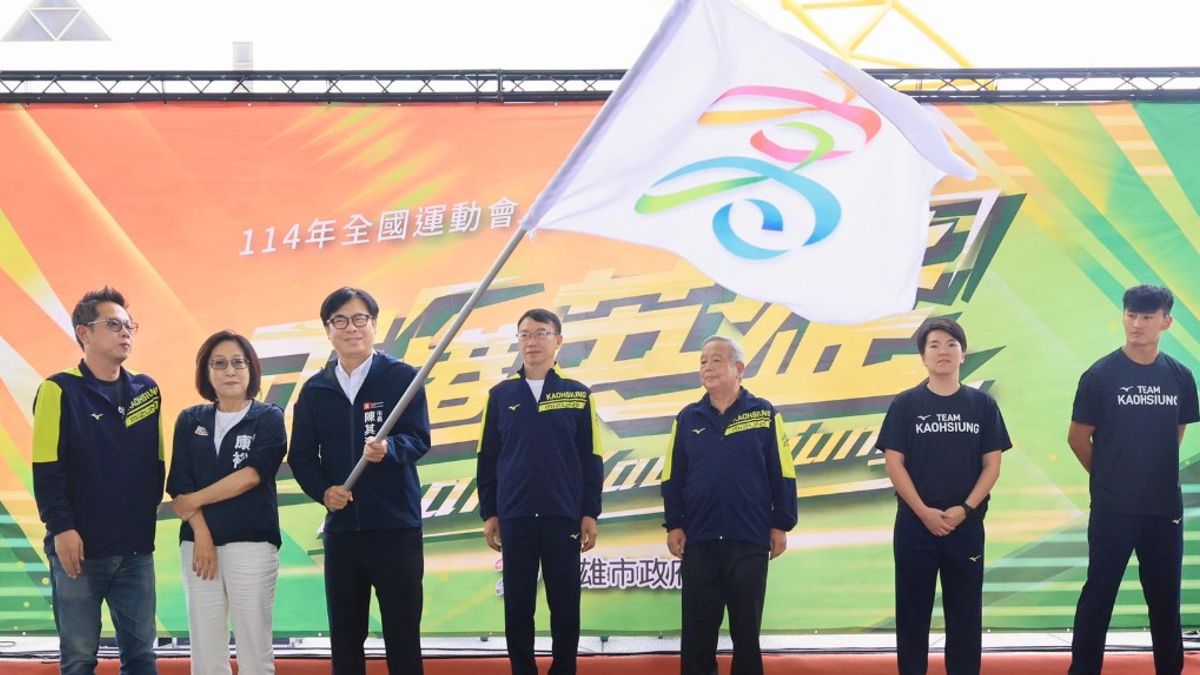 市長陳其邁為高雄代表隊授旗,勉勵代表隊員旗開得勝、再創佳績。(圖/高市府提供) 市長陳其邁為高雄代表隊授旗,勉勵代表隊員旗開得勝、再創佳績。(圖/高市府提供)
