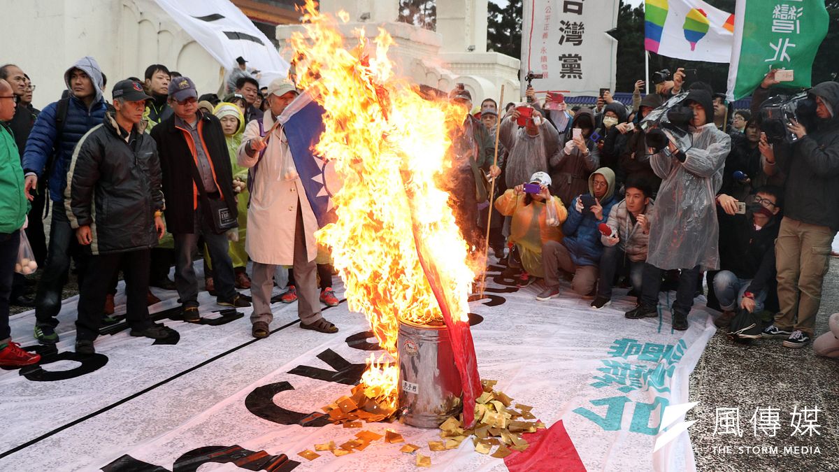 蔡丁貴於二二八當日焚燒中華民國國旗,遭警方移送法辦。律師黃帝穎認為侮辱國旗罪與《憲法》言論自由精神相違背,因而聲請大法官釋憲。(資料照,蘇仲泓攝) 蔡丁貴於二二八當日焚燒中華民國國旗,遭警方移送法辦。律師黃帝穎認為侮辱國旗罪與《憲法》言論自由精神相違背,因而聲請大法官釋憲。(資料照,蘇仲泓攝)