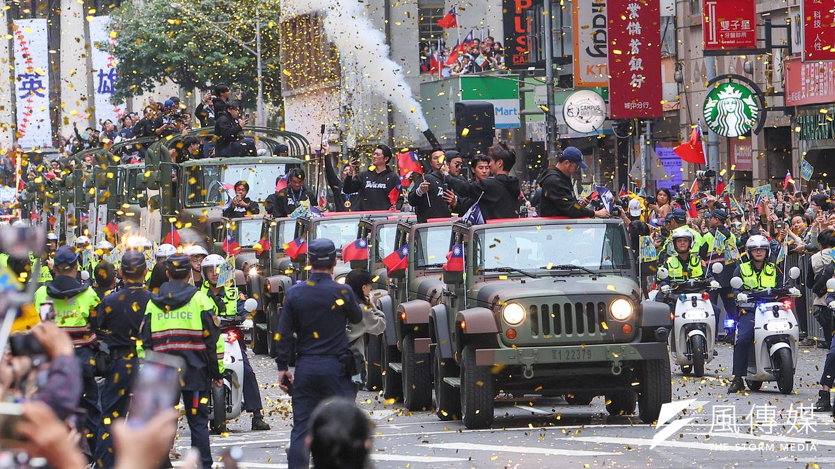 2024年11月26日,中華隊進行世界12強棒球賽「棒球英雄,台灣尚勇」冠軍大遊行。(顏麟宇攝) 2024年11月26日,中華隊進行世界12強棒球賽「棒球英雄,台灣尚勇」冠軍大遊行。(顏麟宇攝)