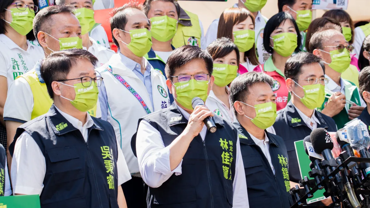 民進黨新北市長參選人林佳龍今30日赴新北市選委會完成參選登記。(林佳龍競選總部提供)