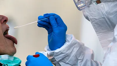 新冠肺炎肆虐全球,台灣疫情相對趨緩,連續多天未出現本土案例,也讓「全民普篩」的議題引發討論。示意圖。(資料照,美聯社)