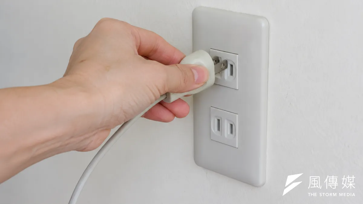 台電曝家中常見7大耗電怪獸,待機就默默耗電燒錢。(示意圖/AI生成)