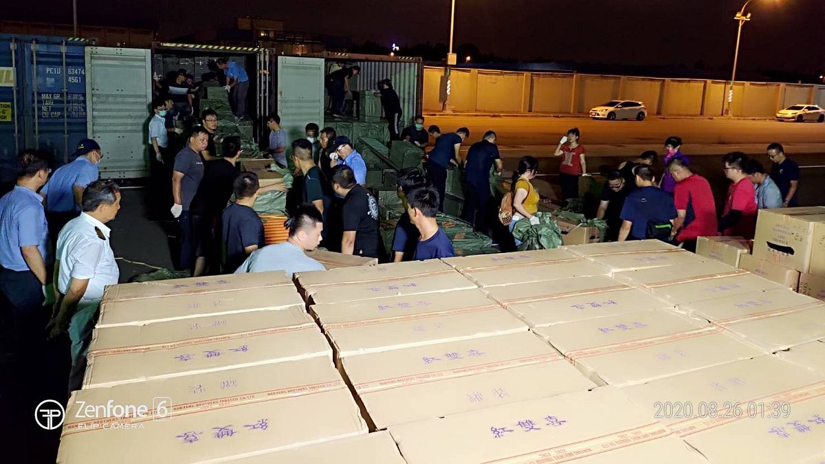 海巡署偵防分署鳳山查緝隊25日於台中港18號碼頭貨櫃查獲大批走私未稅香菸,初步估計約1萬1050箱,數量驚人。(海巡署提供) 海巡署偵防分署鳳山查緝隊25日於台中港18號碼頭貨櫃查獲大批走私未稅香菸,初步估計約1萬1050箱,數量驚人。(海巡署提供)