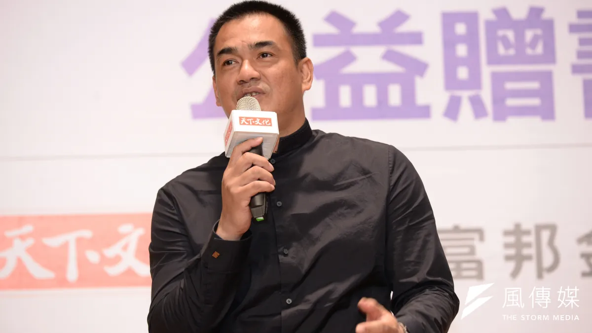 棒球選手陳金鋒13日出席天下文化所舉行的公益贈書活動,將自己的生命故事寫入《不求勝的英雄》這本書中,獻給曾與他有過相同際遇的人。(甘岱民攝)