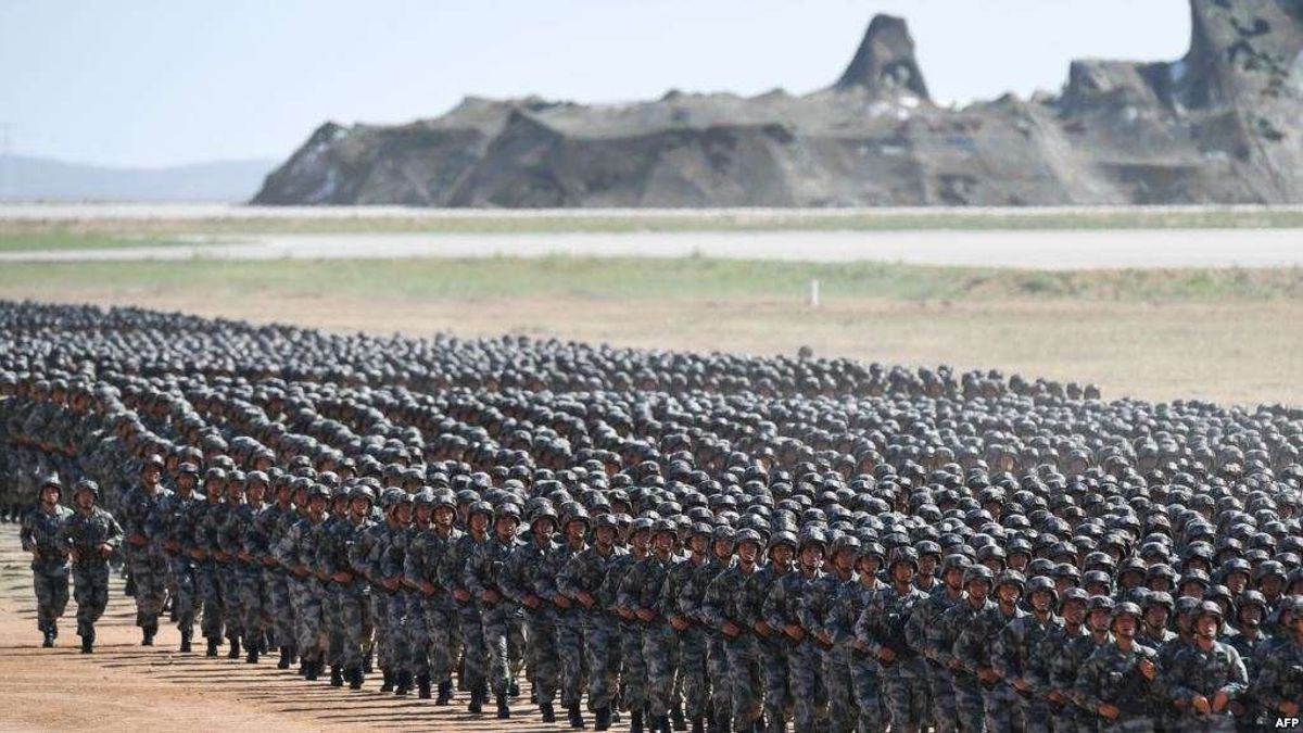 中國解放軍2017年在內蒙古朱日和軍事基地演習。(美國之音) 中國解放軍2017年在內蒙古朱日和軍事基地演習。(美國之音)