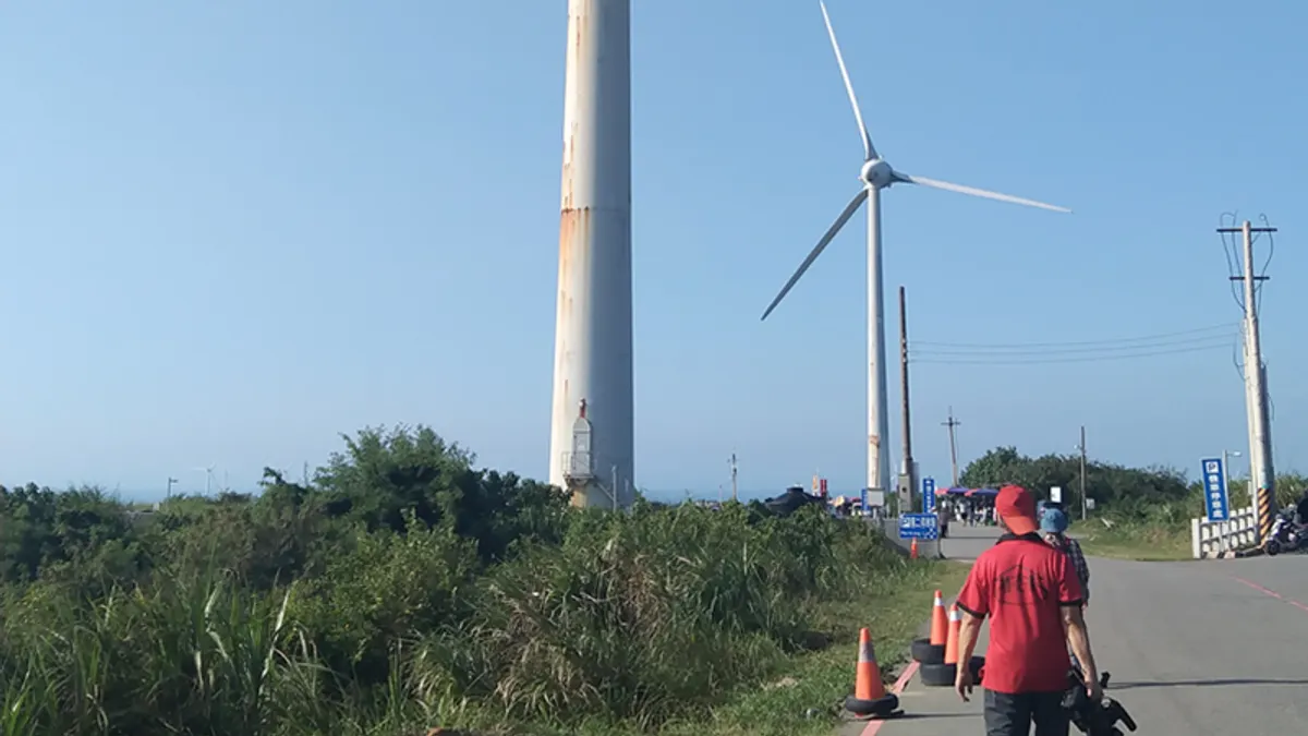 苗栗後龍好望角,高達30層樓高的風機,豎立在前往觀海台的路上,鄰近300公尺是半天寮庄,村民長期飽受震動之苦。(圖/作者提供)