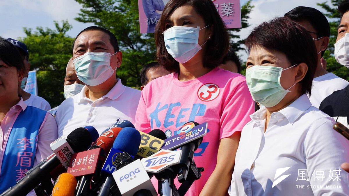 新北市長侯友宜與台中市長盧秀燕於今日現身高雄,力挺國民黨高雄市長候選人李眉蓁,也象徵市政經驗的傳承。(圖/徐炳文) 新北市長侯友宜與台中市長盧秀燕於今日現身高雄,力挺國民黨高雄市長候選人李眉蓁,也象徵市政經驗的傳承。(圖/徐炳文)