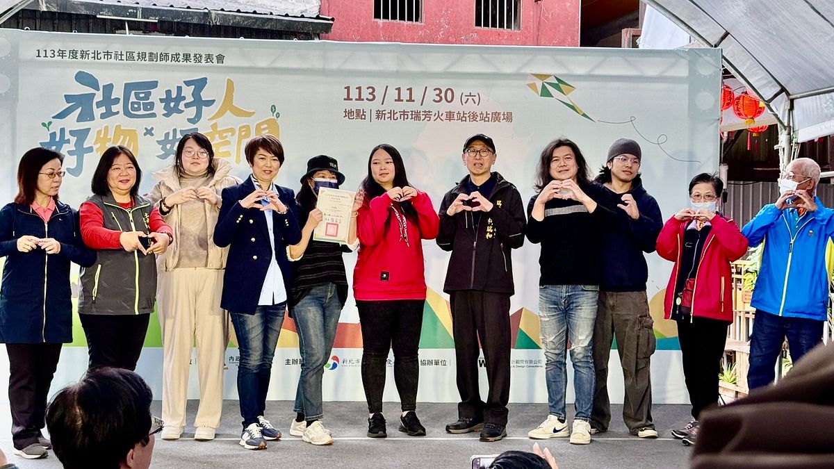 由新北市副秘書長龔雅雯頒發證書。(圖/新北市政府城鄉發展局提供) 由新北市副秘書長龔雅雯頒發證書。(圖/新北市政府城鄉發展局提供)