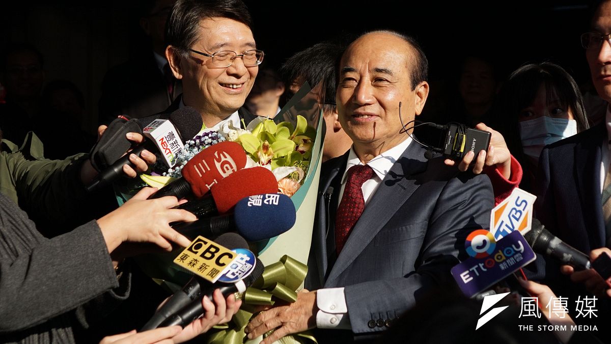 前立法院長王金平於立法院最後巡禮,秘書長林志嘉獻花致意。(盧逸峰攝) 前立法院長王金平於立法院最後巡禮,秘書長林志嘉獻花致意。(盧逸峰攝)