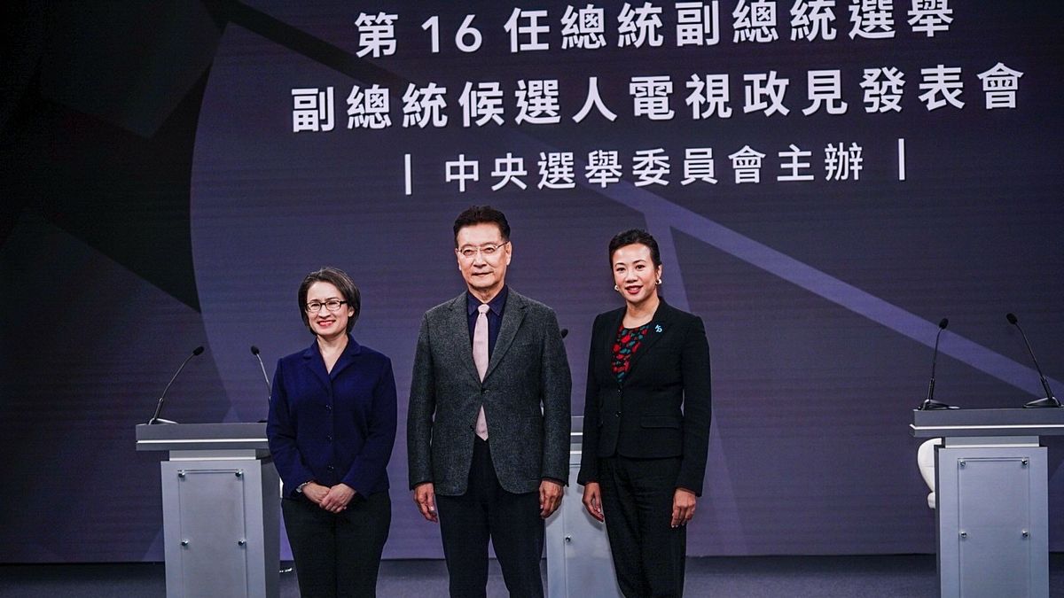 副總統政見發表會。左起:民進黨副總統候選人蕭美琴、國民黨副總統候選人趙少康、民眾黨副總統候選人吳欣盈。(民眾黨提供) 副總統政見發表會。左起:民進黨副總統候選人蕭美琴、國民黨副總統候選人趙少康、民眾黨副總統候選人吳欣盈。(民眾黨提供)