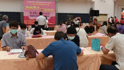 勞動力發展署雲嘉南分署在嘉義縣立體育館舉辦徵才活動,釋出逾700個工作機會。(圖/勞動力發展署雲嘉南分署提供)