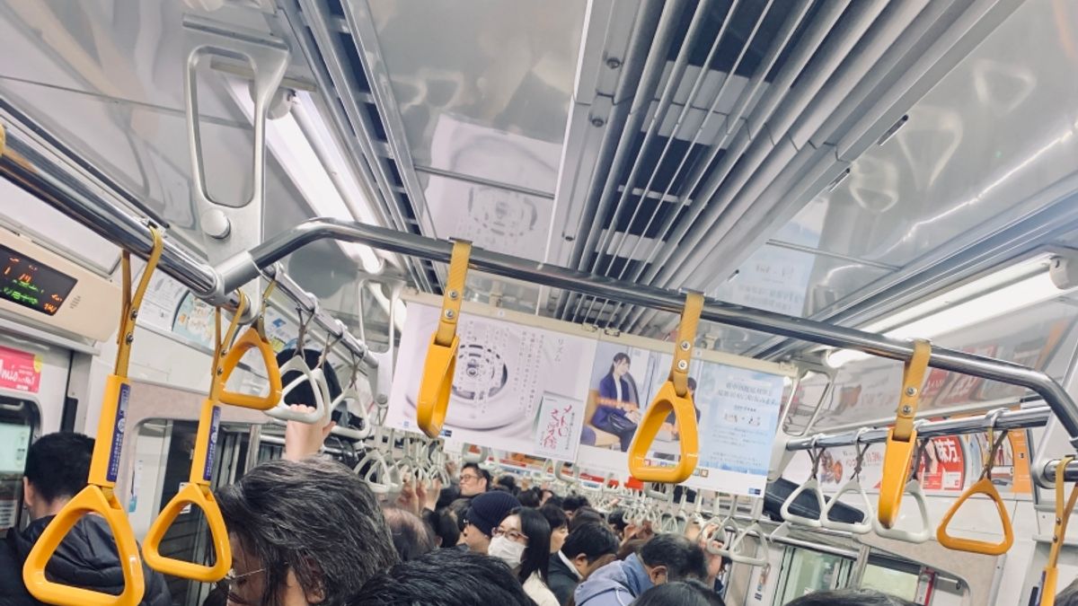 武漢肺炎在日本出現案例後,28日傍晚的日本電車上,還是有許多人沒戴口罩。(圖/想想論壇提供) 武漢肺炎在日本出現案例後,28日傍晚的日本電車上,還是有許多人沒戴口罩。(圖/想想論壇提供)