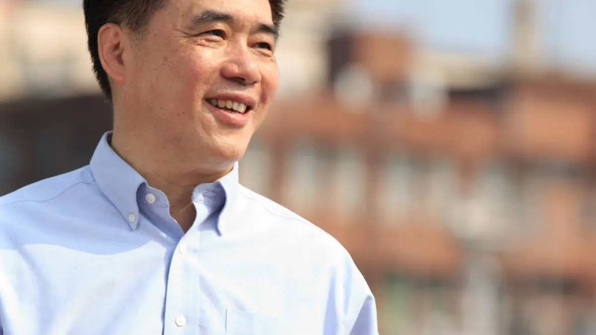 國民黨副主席郝龍斌,日前到基隆港拍攝參選基隆立委宣傳照。(取自郝龍斌臉書)