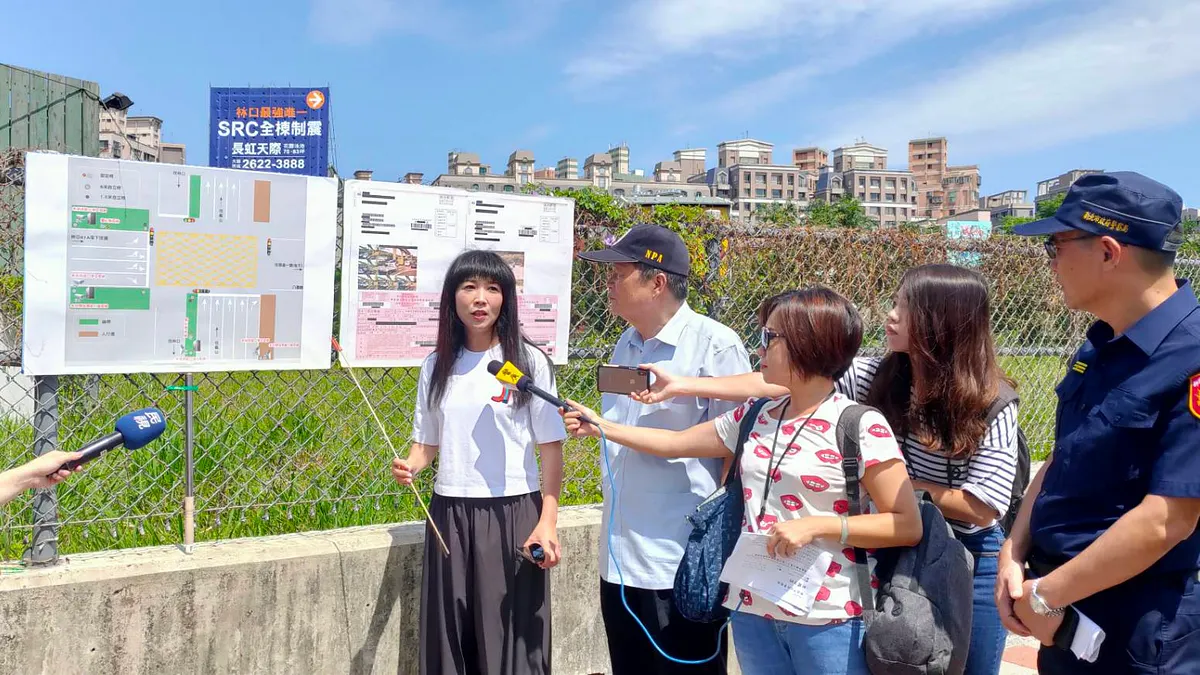 新北警副局長溫枝發、交大隊長鄭永裕向議員蔡淑君及媒體說明科技執法設備,能減少違規、降低傷亡,確保交通秩序,維護民眾生命財產安全。(圖/新北市警察局提供) 新北警副局長溫枝發、交大隊長鄭永裕向議員蔡淑君及媒體說明科技執法設備,能減少違規、降低傷亡,確保交通秩序,維護民眾生命財產安全。(圖/新北市警察局提供)