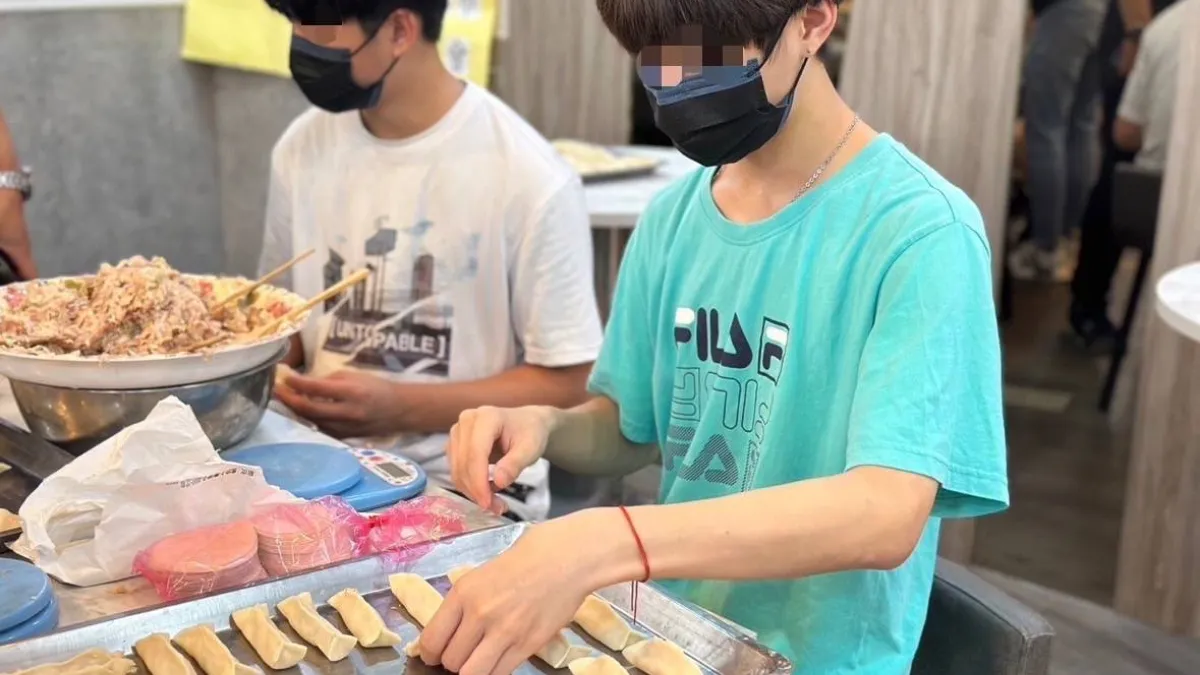 青少年職涯探索與就業育成系列活動,來到八方雲集餐廳,讓學員直接職場體驗,學習麵食料理及工作課程。(圖/高市毒防局提供)