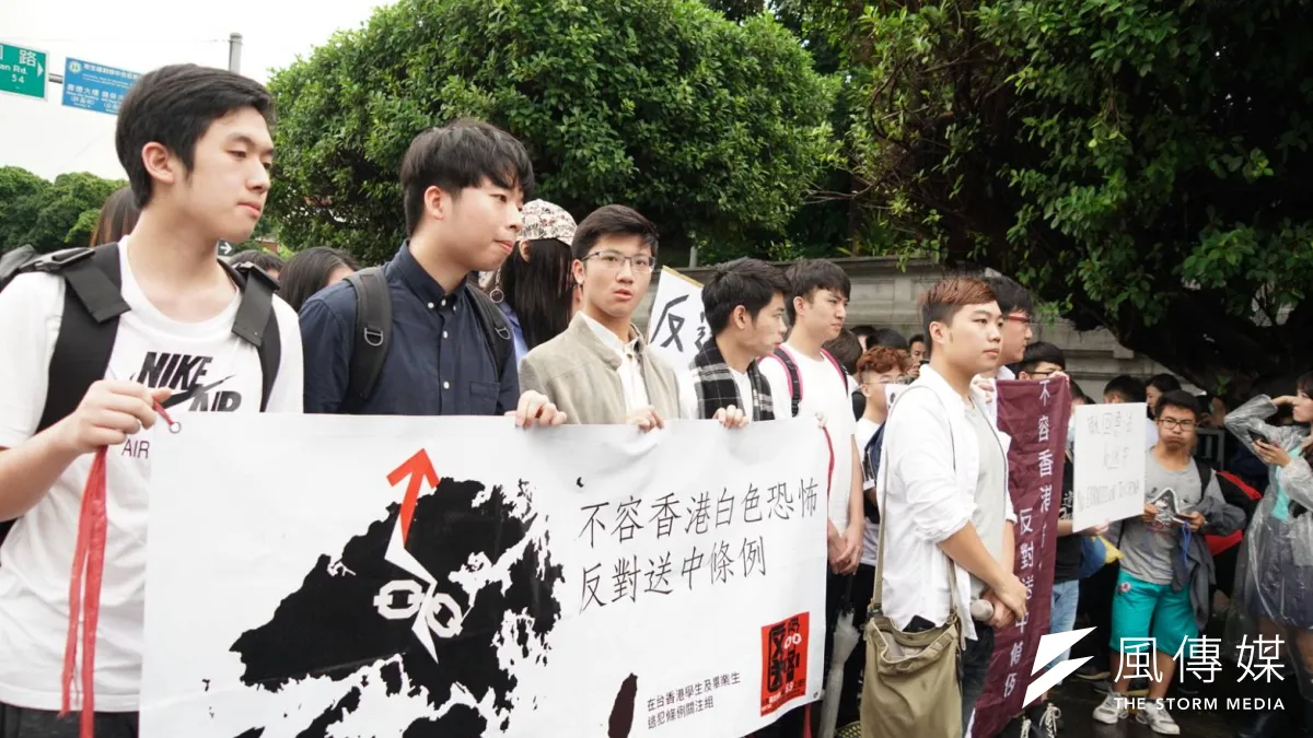 在台港生13日赴總統府,表達聲援香港反送中行動。(盧逸峰攝)