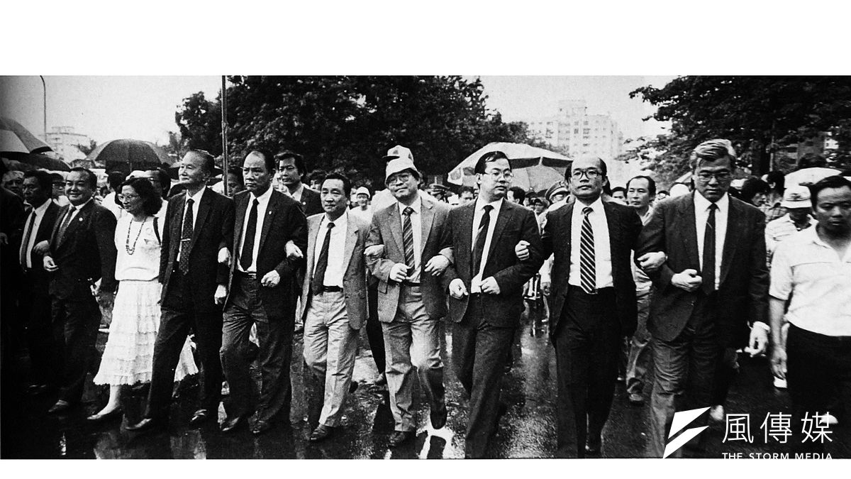 民進黨發動519遊行時,創黨還不到一年,黨內為要走群眾路線或是議會路線有激烈交鋒。(資料照,林蘭因攝) 民進黨發動519遊行時,創黨還不到一年,黨內為要走群眾路線或是議會路線有激烈交鋒。(資料照,林蘭因攝)