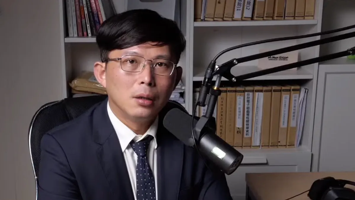 前立委黃國昌(見圖)6日晚間於網路直播澄清,被控「種菜的畸零地」疑用作停車場經營的土地,很早以前就租借給開公司的鄰居使用,租金所得也都有誠實申報。(取自黃國昌YouTube頻道直播) 前立委黃國昌(見圖)6日晚間於網路直播澄清,被控「種菜的畸零地」疑用作停車場經營的土地,很早以前就租借給開公司的鄰居使用,租金所得也都有誠實申報。(取自黃國昌YouTube頻道直播)