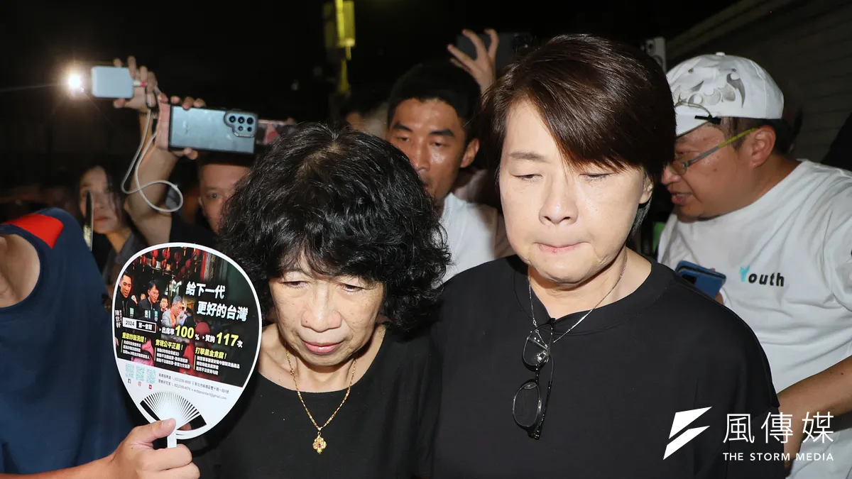 民衆党主席柯文哲が京華城案の不正疑惑で勾留された後、民衆党立法委員の黄珊珊(右)が頻繁に柯文哲の妻、陳佩琪(左)に寄り添う姿が見られる。(撮影:柯承惠)