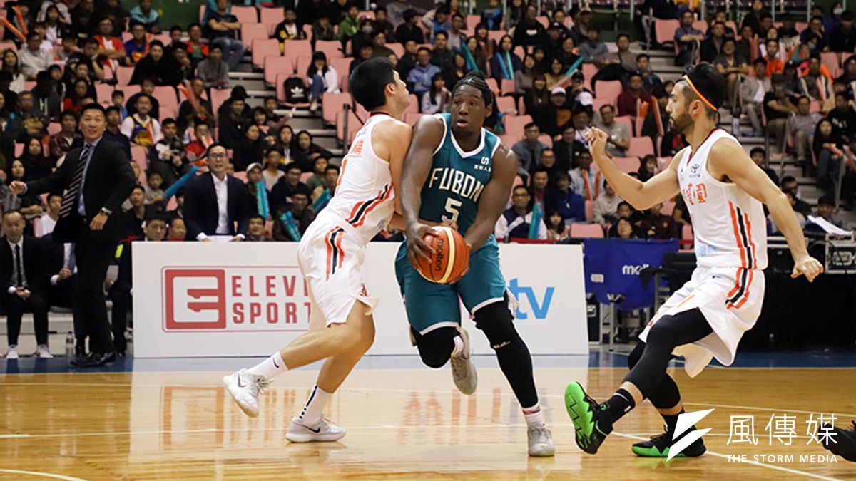 本季最早確認雙洋將人選的富邦勇士,在開幕戰對決衛冕軍璞園建築,在洋將基斯單場28分的帶領下23分痛宰璞園。(余柏翰攝) 本季最早確認雙洋將人選的富邦勇士,在開幕戰對決衛冕軍璞園建築,在洋將基斯單場28分的帶領下23分痛宰璞園。(余柏翰攝)