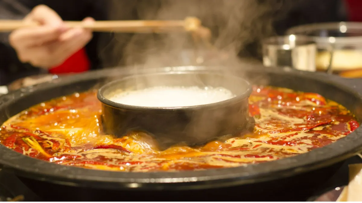 近日中國一名女子在吃火鍋時將自己的體毛丟入鍋中,並以此要求店家賠償3倍金額。(示意圖/取自PIXABAY) 近日中國一名女子在吃火鍋時將自己的體毛丟入鍋中,並以此要求店家賠償3倍金額。(示意圖/取自PIXABAY)