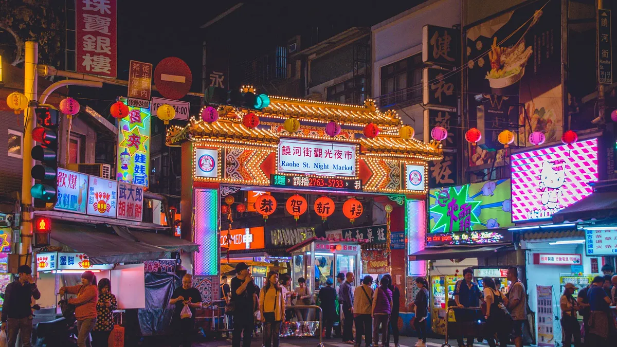 台灣的夜市世界聞名,是外國人來台旅遊必排的行程之一。在多夜市你最推薦的是哪間?(圖/取自Unsplash) 台灣的夜市世界聞名,是外國人來台旅遊必排的行程之一。在多夜市你最推薦的是哪間?(圖/取自Unsplash)