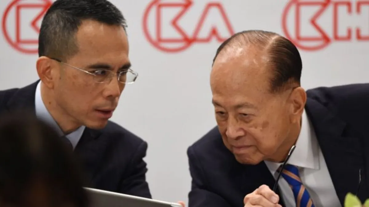 89歲的香港富豪李嘉誠(右)宣佈將於今年5月退休。長和集團主席一職將由其子李澤鉅(左)接任。(BBC中文網)