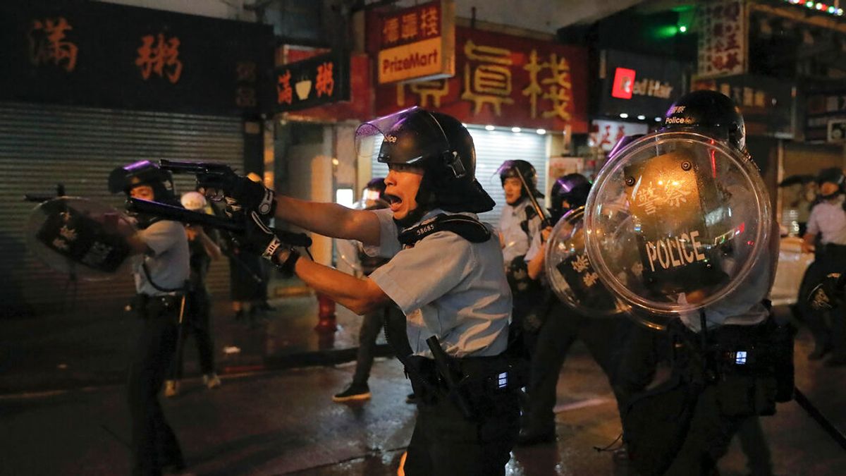 8月25日香港舉行的荃葵青遊行, 警方首次出動水炮車及發射實彈。(美聯社) 8月25日香港舉行的荃葵青遊行, 警方首次出動水炮車及發射實彈。(美聯社)