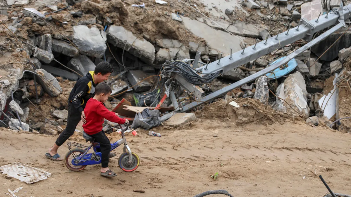 2023年11月28日,哈瑪斯和以色列暫時停火第五天,加薩走廊的巴勒斯坦兒童出外玩耍。(美聯社)
