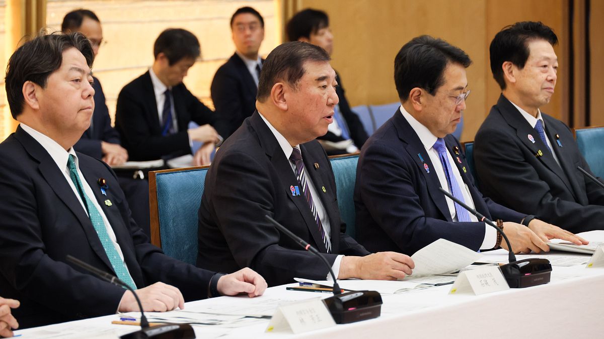 日本首相石破茂(左二)強調,日方強烈要求美方重新檢討一連串關稅措施。(取自日本首相官邸網站) 日本首相石破茂(左二)強調,日方強烈要求美方重新檢討一連串關稅措施。(取自日本首相官邸網站)