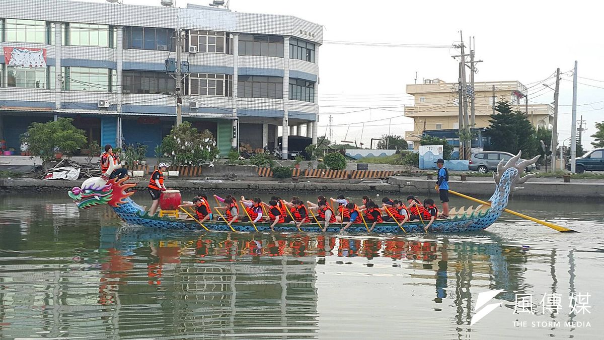 林園區中芸港一年一度的龍舟賽開始比賽前,參賽隊伍紛紛前往中芸港練習。(圖/徐炳文攝) 林園區中芸港一年一度的龍舟賽開始比賽前,參賽隊伍紛紛前往中芸港練習。(圖/徐炳文攝)