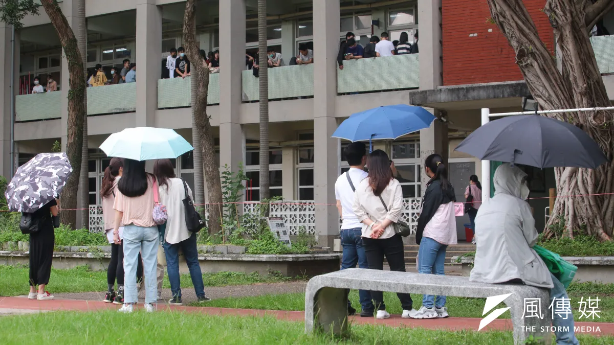 今年國中會考報名人數再創新低,預示了未來勞動力市場的困窘。(資料照片,顏麟宇攝)