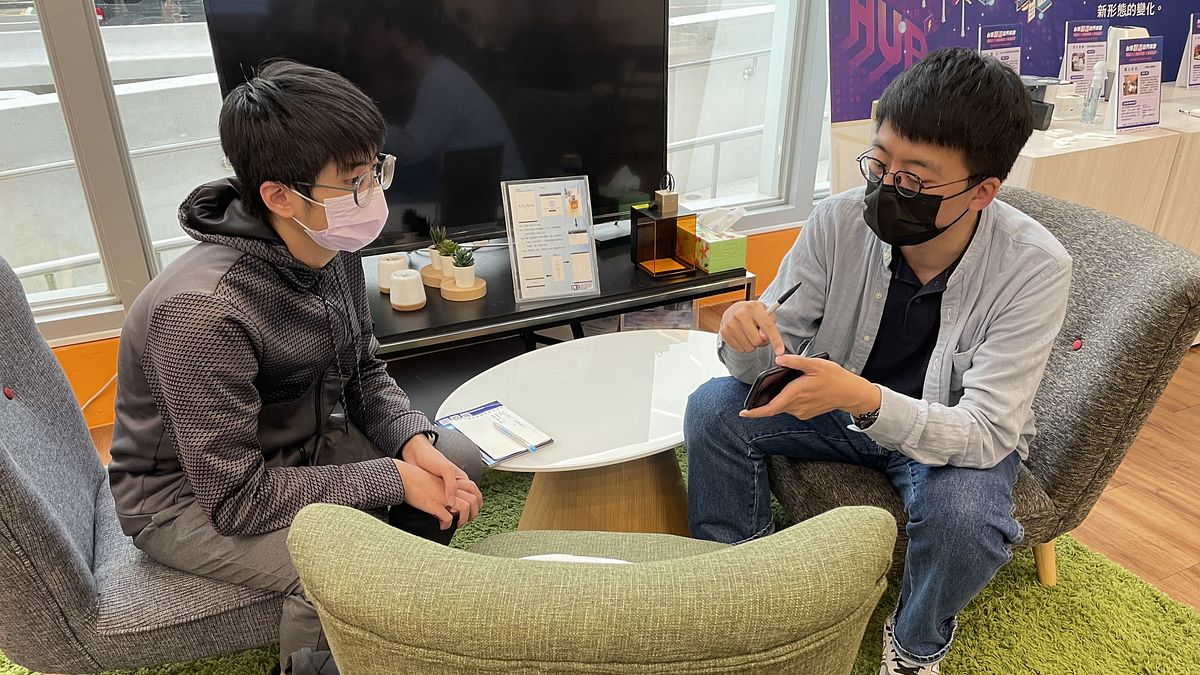 緯創資深天線工程師與學生進行實作分享,在5G領航、天線通訊設計競賽實作中提高商用價值。圖/緯創資通提供 緯創資深天線工程師與學生進行實作分享,在5G領航、天線通訊設計競賽實作中提高商用價值。圖/緯創資通提供