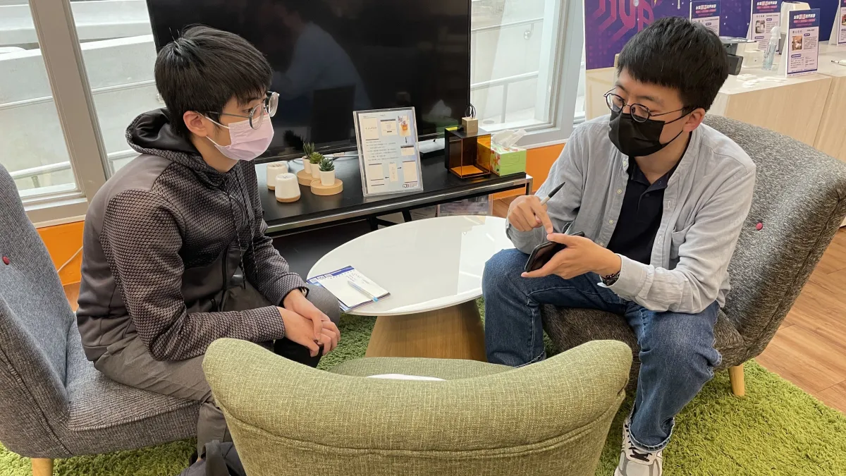 緯創資深天線工程師與學生進行實作分享,在5G領航、天線通訊設計競賽實作中提高商用價值。圖/緯創資通提供